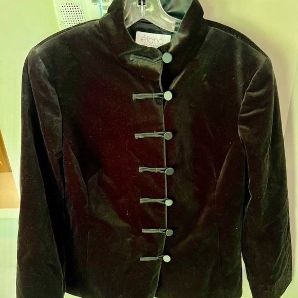 Ladies dress jacket, it’s nicely crafted and classic and classy - Picture 2 of 4